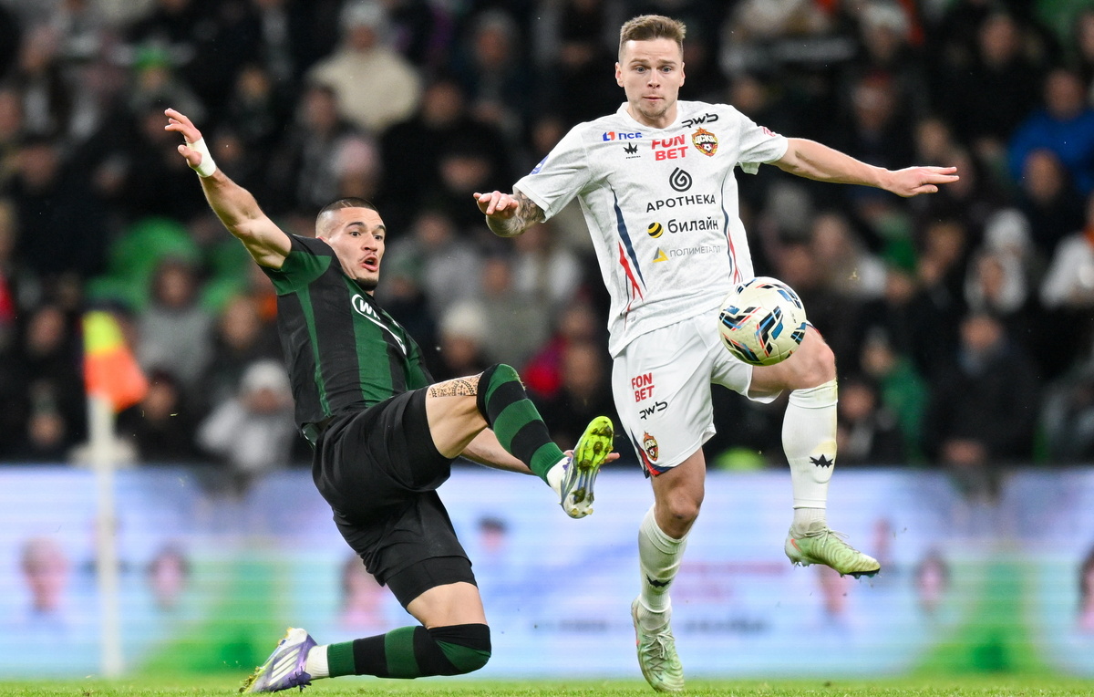    Полузащитник "Краснодара" Александр Черников и защитник ЦСКА Данил Круговой  Степан Ноздрев/ТАСС