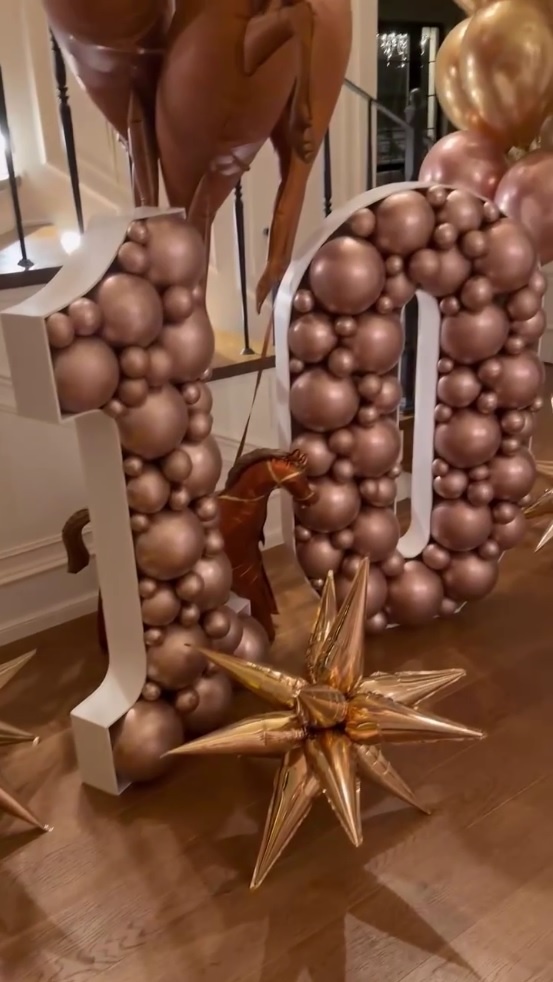    Кадры Агаты Муцениеце из соцсетей