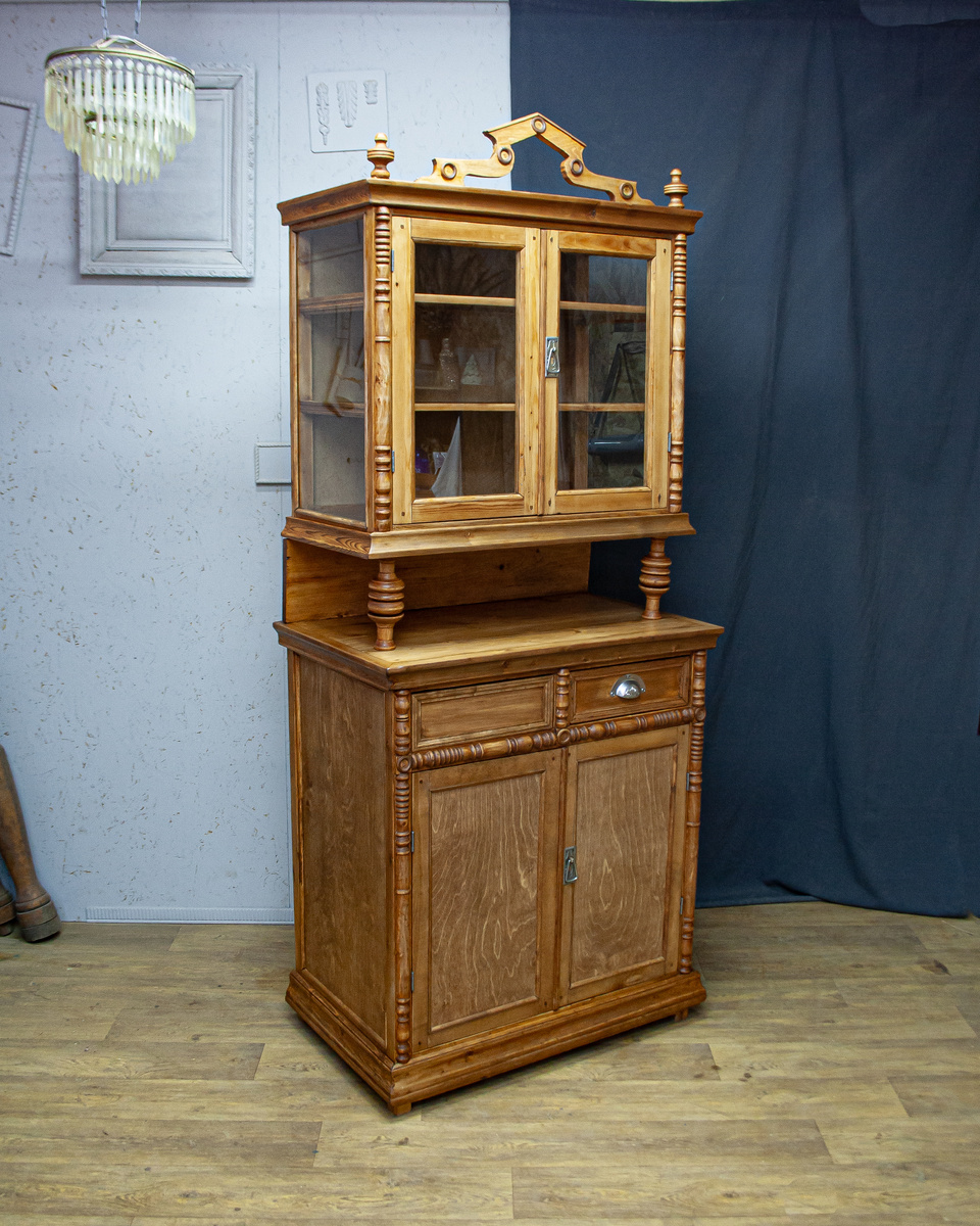 Буфет деревенский, изготовленный местным мастером, после всех работ и в ожидании второй ручки