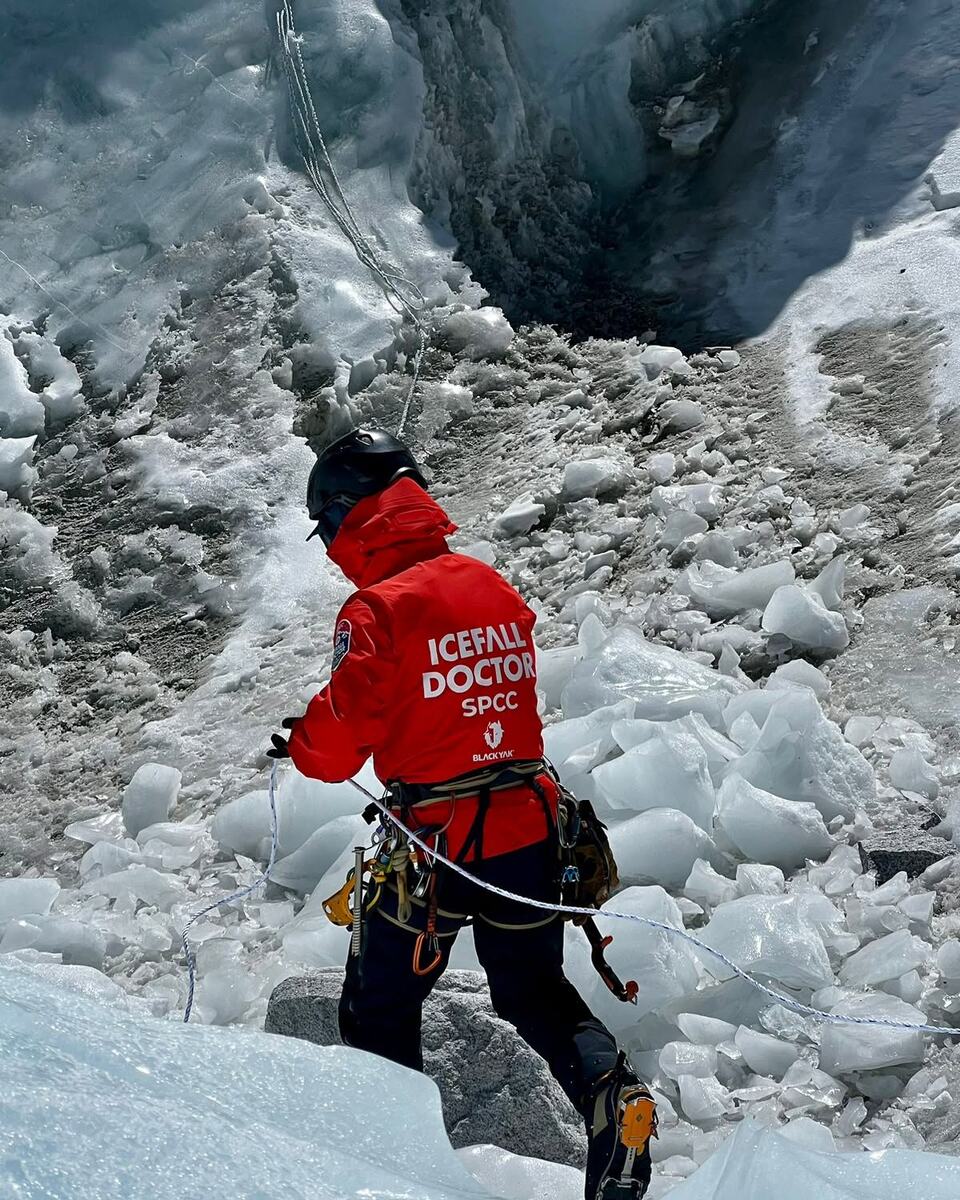 Один из Докторов на ледопаде Кхумбу. Фото: spcc.nepal