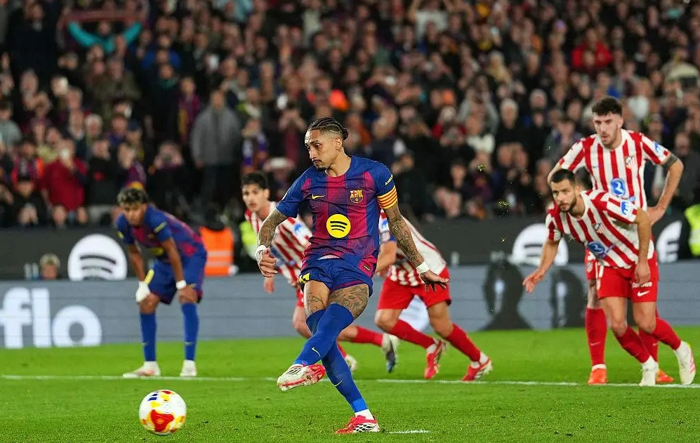 Рафинья поразил ворота "Атлетико" с пенальти. Фото: соцсети