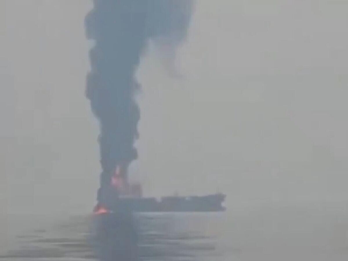    Пожар на танкере Skylight в Ормузском проливе | © Кадр видео из соцсетей