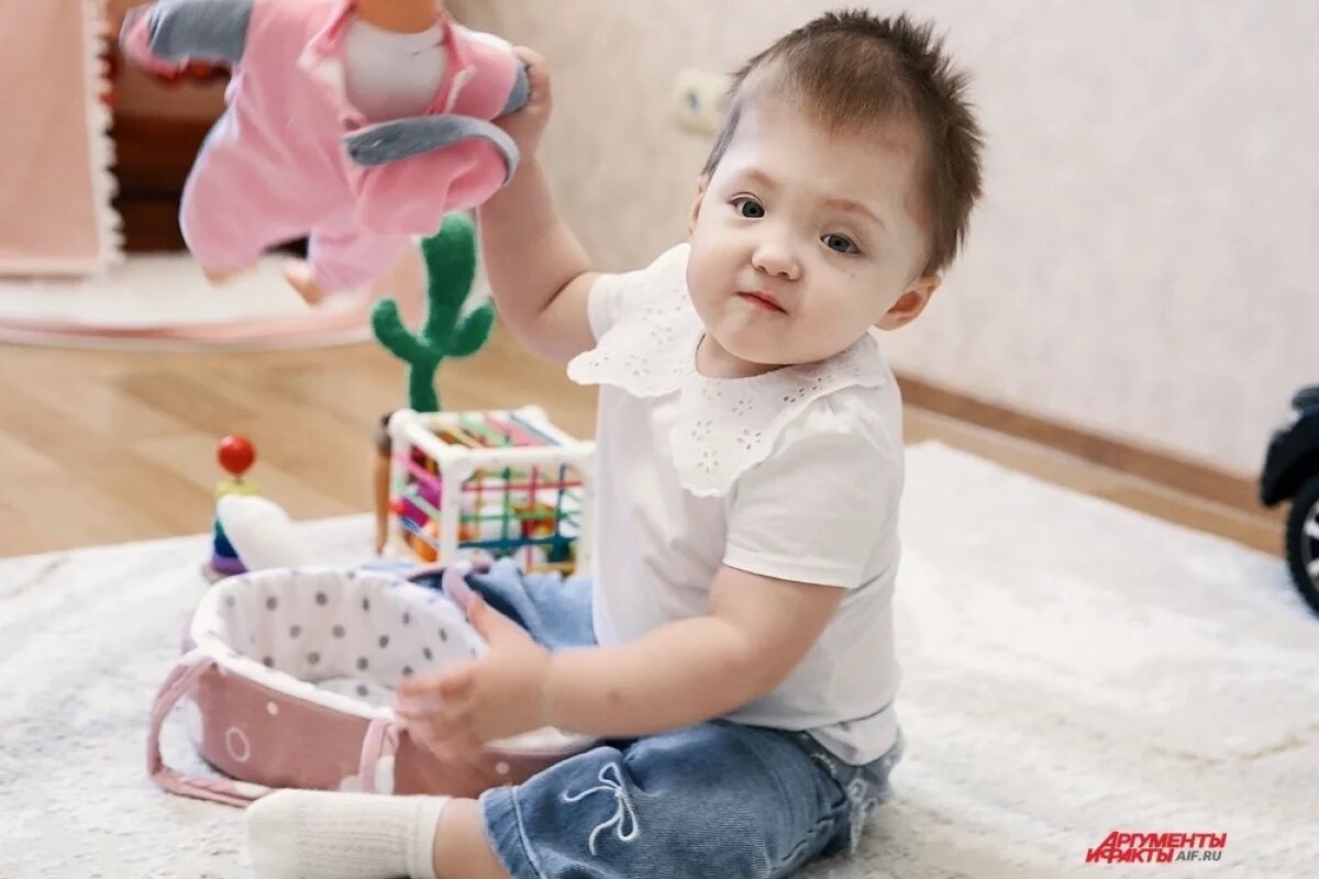    Родители стараются жить обычной жизнью, но внутри постоянно звучит один вопрос: «Успеем ли мы помочь Айлин вовремя?»