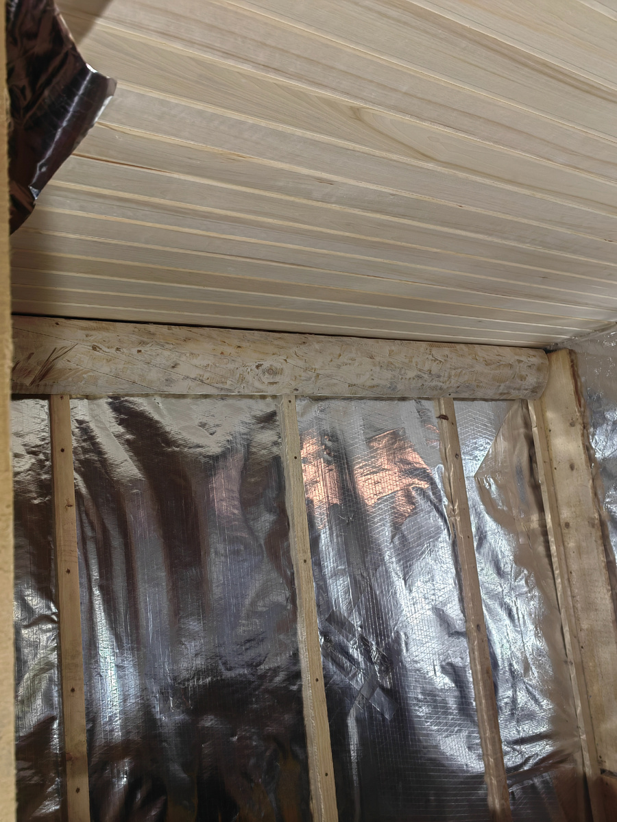 Потолок зашил осиновой вагонкой .