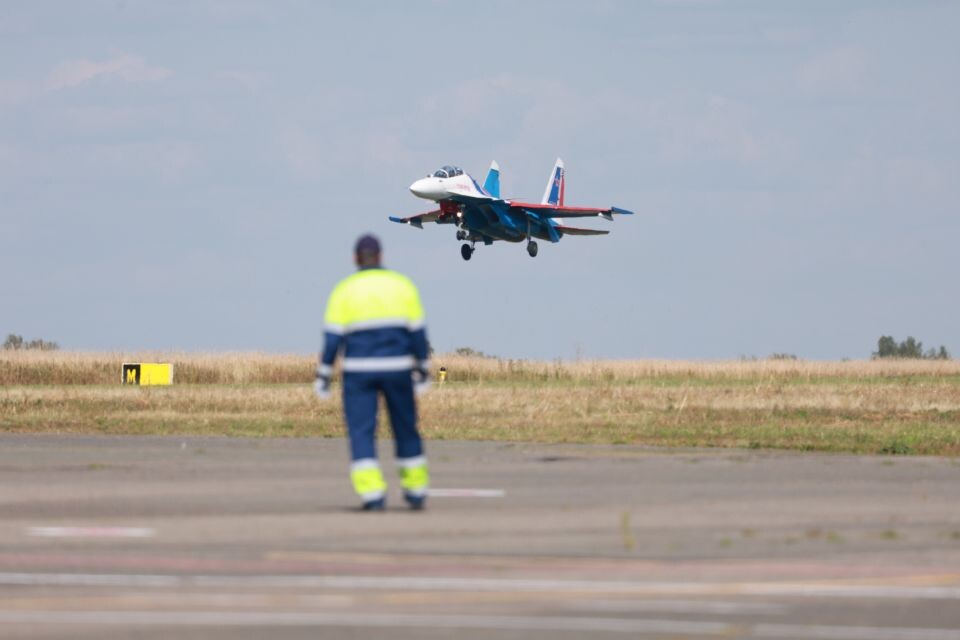    Аэродром. Прилет "Русских Витязей" в Барнаул. Источник: Олег Укладов