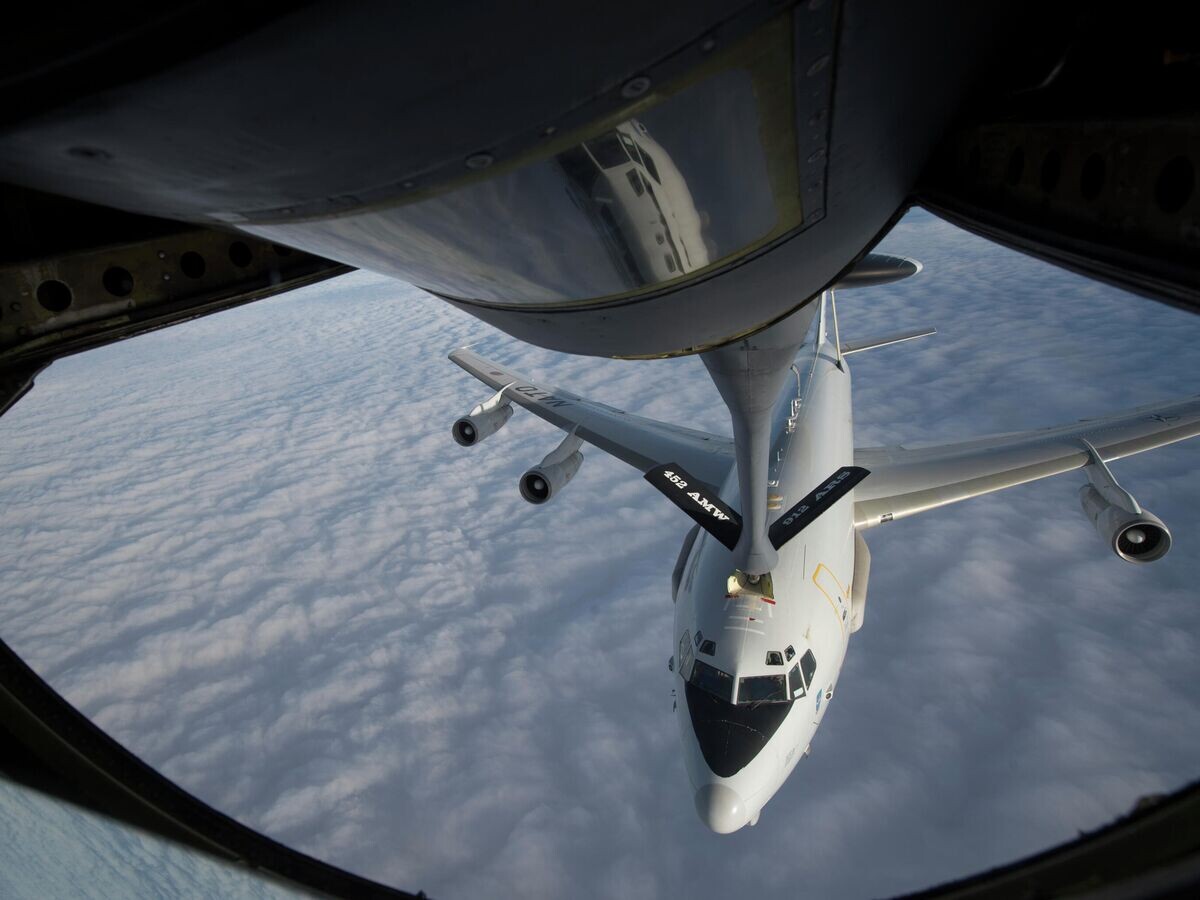    Американский самолет-заправщик KC-135 Stratotanker дозаправляет самолет-разведчик НАТО Boeing E-3 Sentry | © Фото : U.S. Air Force/Tech. Sgt. Jason Robertson