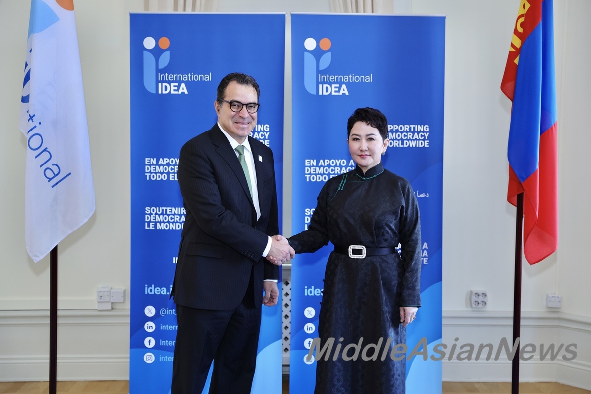 слева: Доктор Кевин Касас-Замора и Батцэцэг Батмөнх