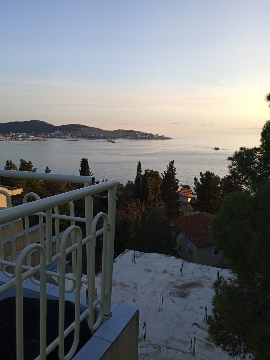 Вид с крыши дачи на море