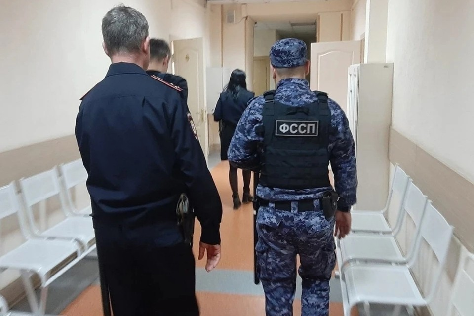 Женщина преградила дорогу конвою и попыталась поцеловаться с заключенным. Фото: ГУ ФССП по Новосибирской области