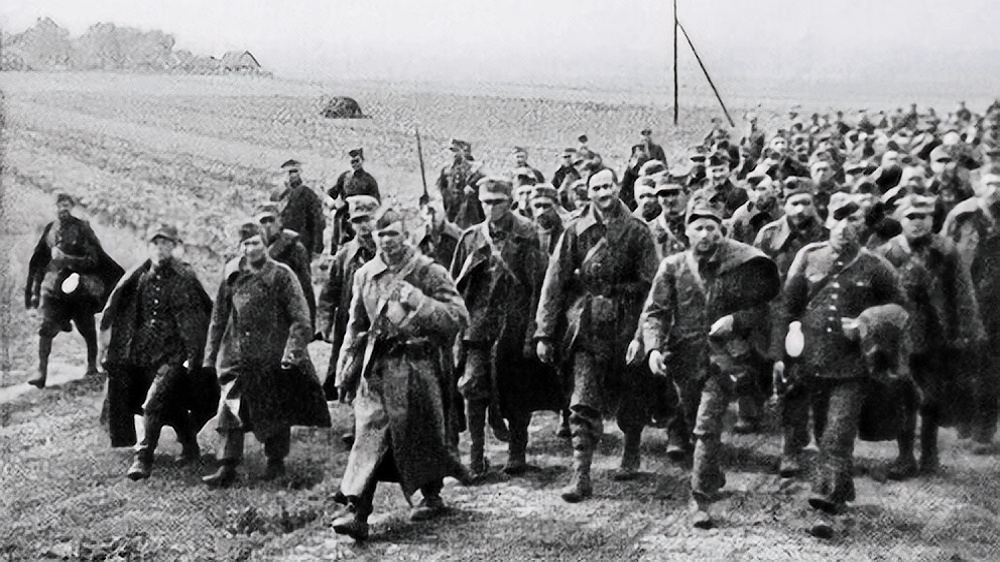 Солдат Красной армии конвоирует польских военнопленных. Сентябрь 1939 года