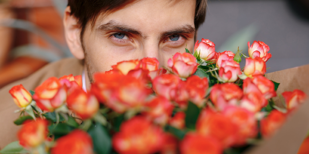 В капкане из роз: почему мы попадаем в ловушку "бомбардировки любовью"
