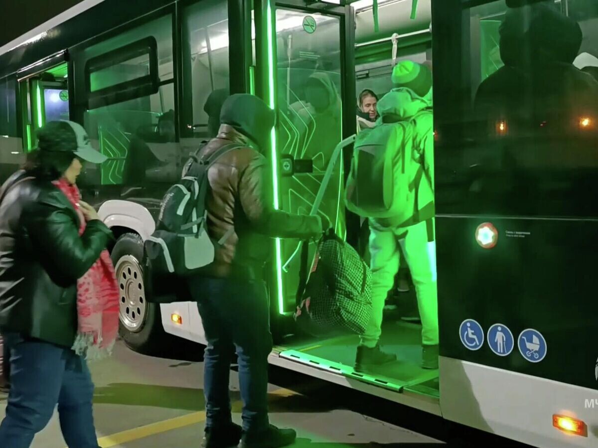    Спецборт МЧС привез в Россию 117 россиян, покинувших Иран через наземные пункты пропуска Азербайджана | © МЧС РФ