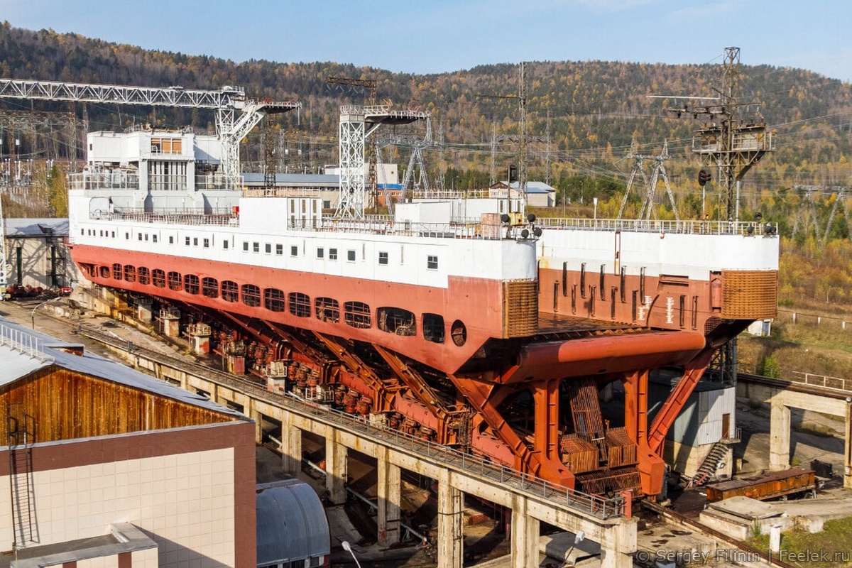     Пропускная способность Красноярского судоподъемника составляет 500 тыс. тонн грузов в расчетную навигацию (5 месяцев для этой части Енисея)