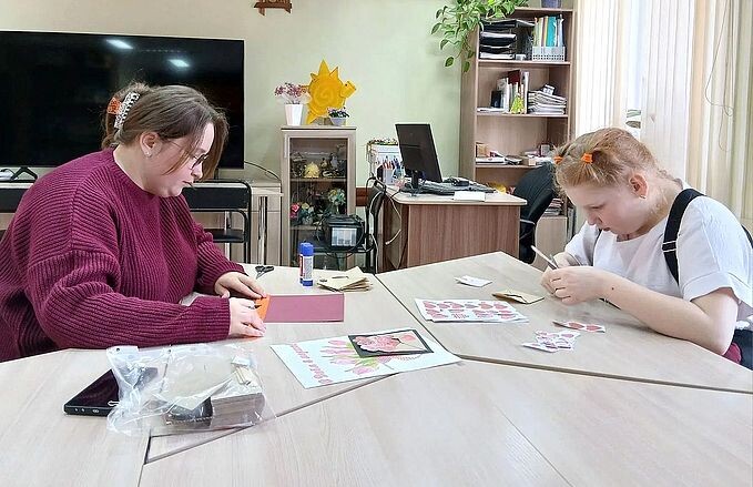 Дудникова Юлия Александровна с девочкой готовят материалы для аппликаций