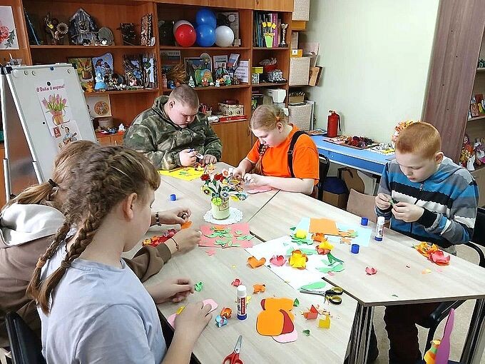 Дети заняты созданием бумажных аппликаций