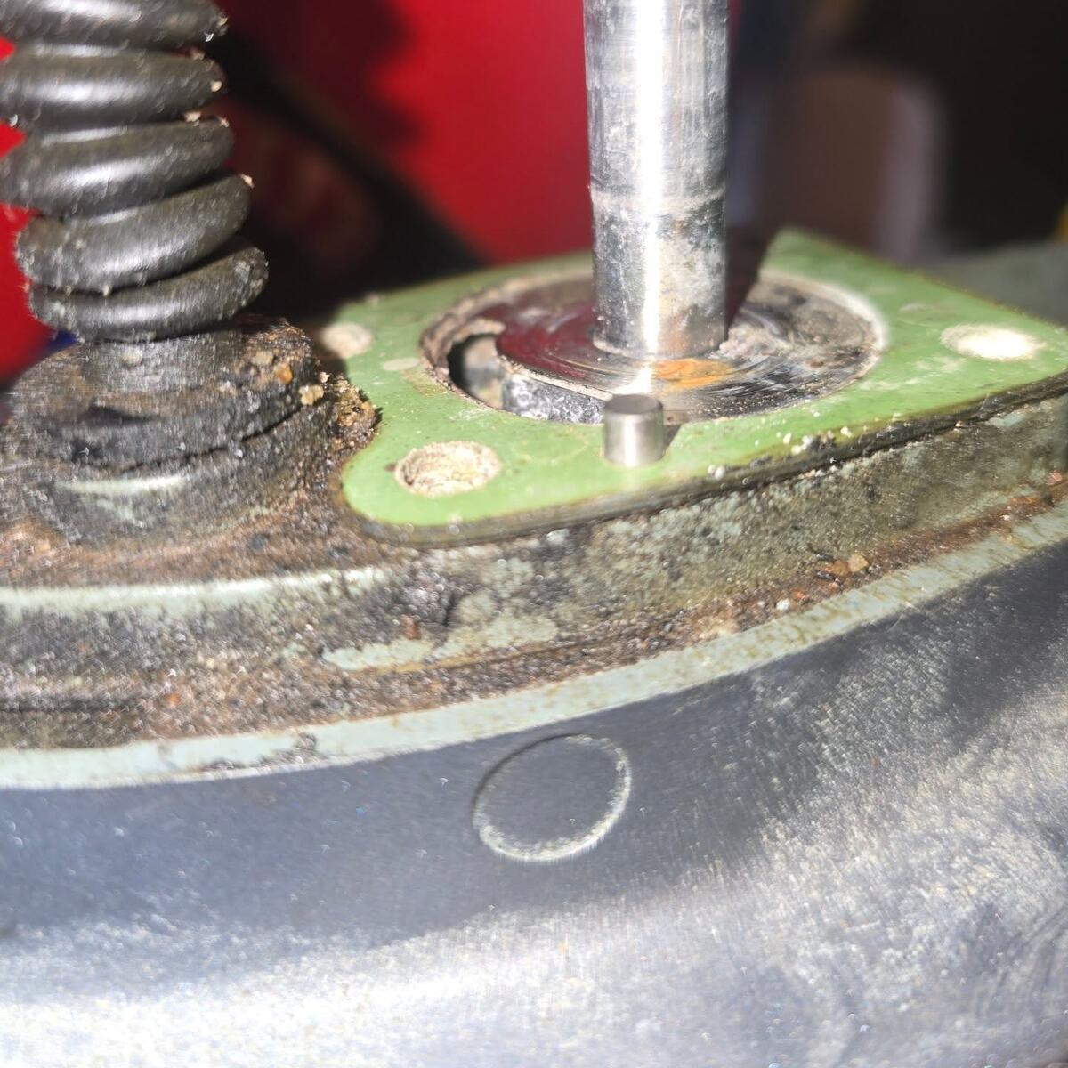 Соль после морской эксплуатации высыхает, кристаллизуется и... Фото из аккаунта лодочного сервиса в соцсетях.