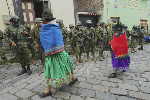 Представители коренных народов прибывают на митинг в поддержку кандидата в президенты Луизы Гонсалес в Тиксане, Эквадор, 30 марта 2025 года / Dolores Ochoa/AP   📷