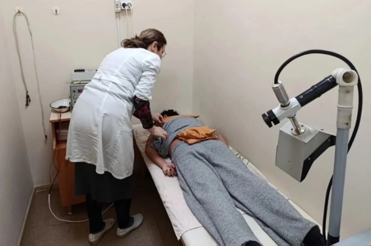    Врачи тщательно обследуют спортсменов