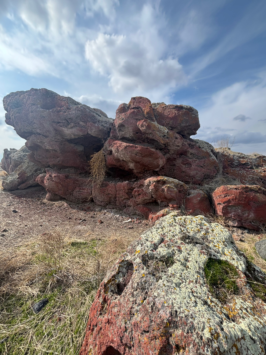 Красный пористый туф Мецамора — камень, который хранит следы древних расчётов.