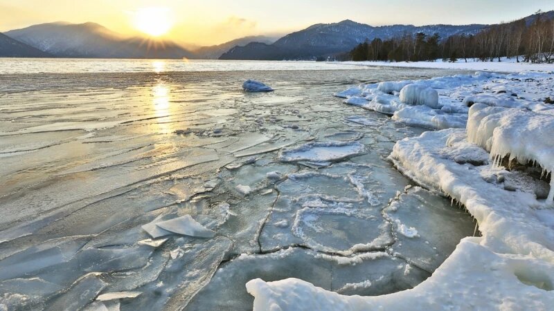     Ледяная мозаика на Телецком озере. Александр Лотов