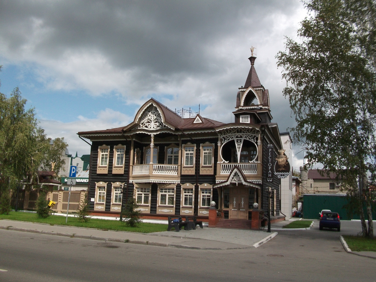 Прекрасное здание. Чудесное просто. Это дом купца Шадрина. Красноармейский проспект 8. Целых два балкончика, на которых запросто могла стоять пра-пра-правнучка этого купца - у нас это наша кукла Оленька.