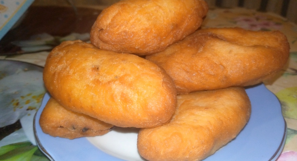 Жарю вкусные пирожки-пятиминутки - не простые, заварные: дрожжевое тесто без яиц - и без расстойки. Замесила и жарю: как пух мягкие, пышные