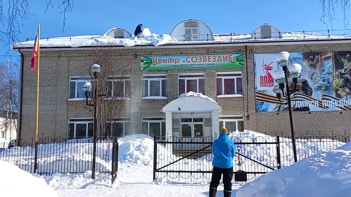    С Советском районе провели массовую уборку крыш от снега