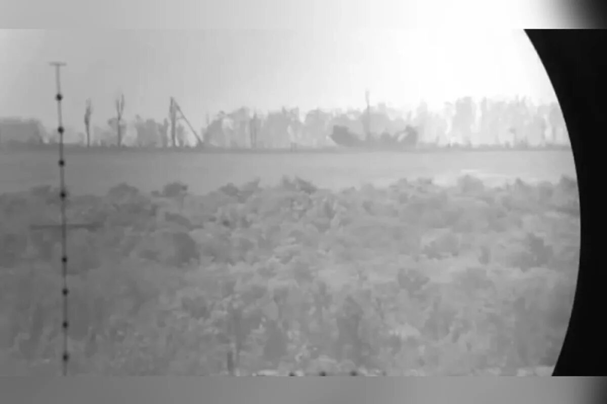    На фото Снайпера наводят артиллерии на позиции ВСУ.