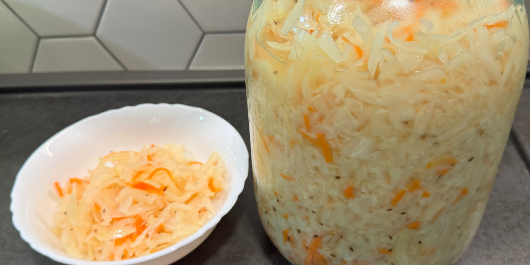 Как заквасить капусту, чтобы она была хрустящей, а не «тряпкой»? Пошаговый гайд 🥬