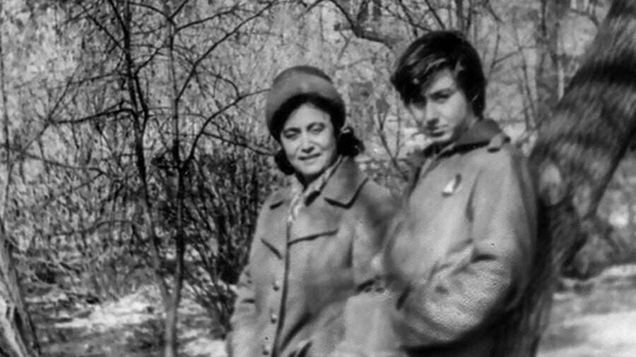    Пара стильных новосибирцев в Первомайском сквере, 1976 год.   nsk-kraeved.ru