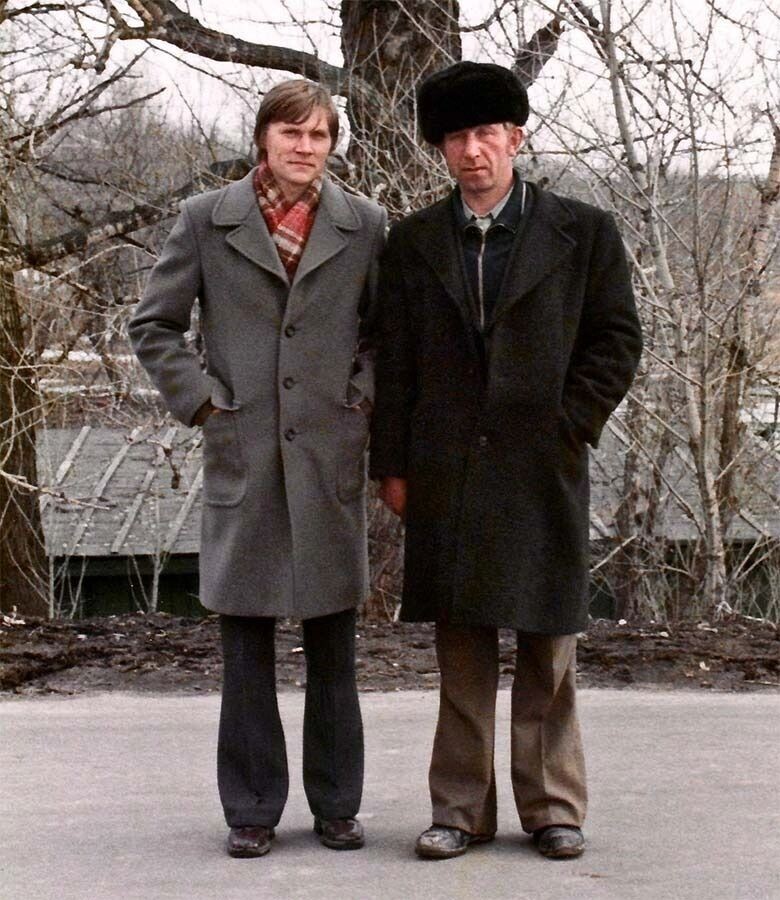    Молодой человек слева — яркие мужской весенней образ. Справа представитель старшего поколения, он одет более консервативно   germanych.livejournal.com