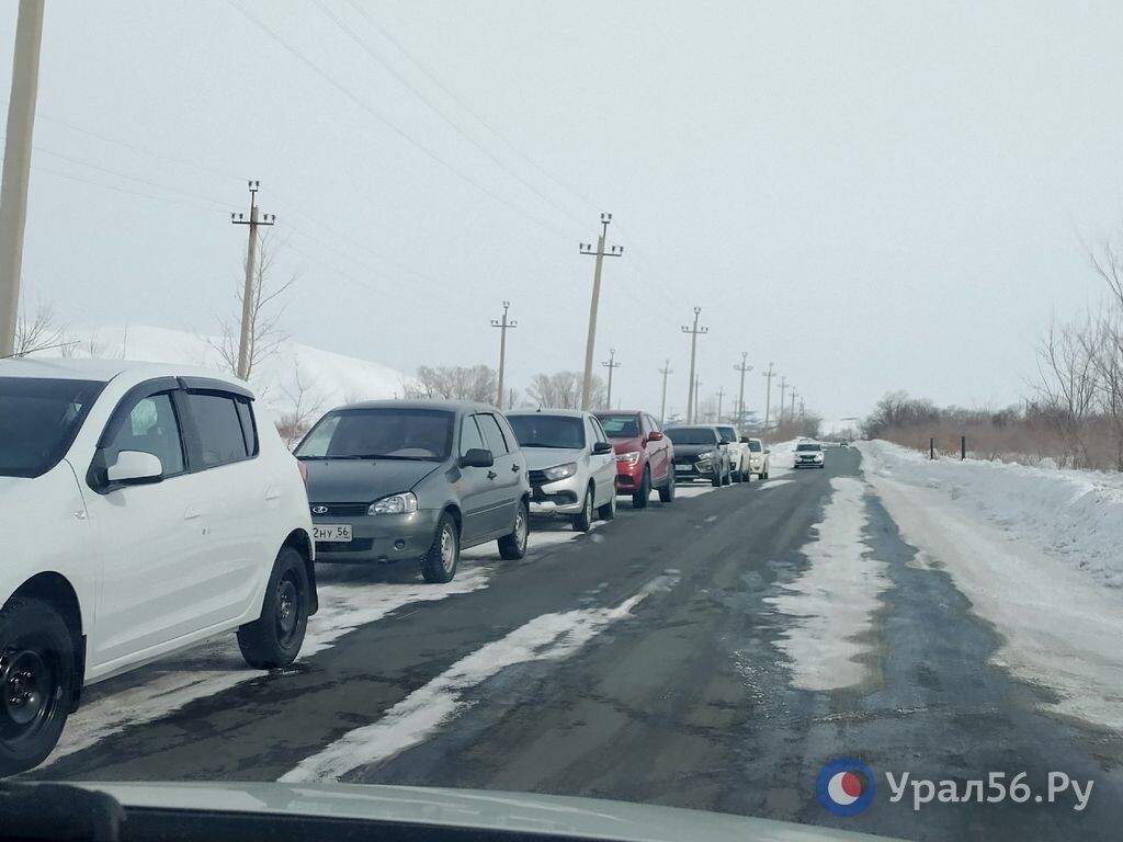    Посетители горнолыжки «Кувандык365» перекрывают одну полосу подъезда к базе, оставляя машины не на парковках