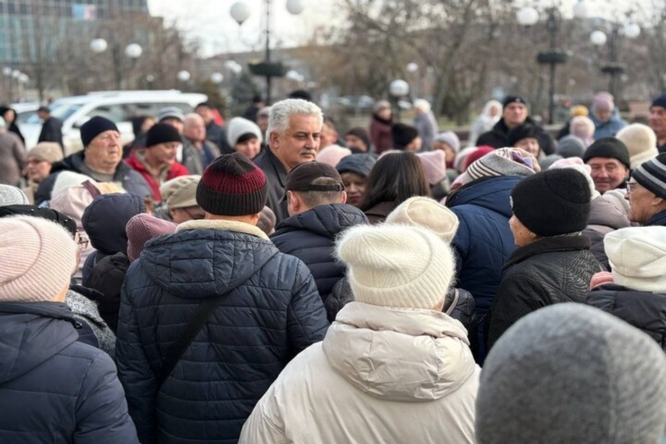   Мэр Бердянска встретился с горожанами, желающими перерегистрировать жилье. Фото: администрация Бердянска