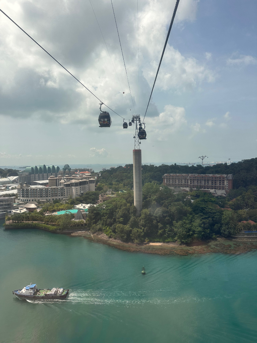 Вид на остров сентоза с канатки 