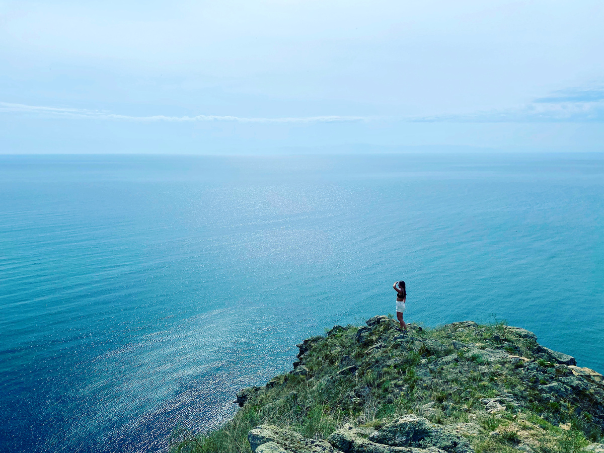 Две радости в одном кадре: жена и Байкал.