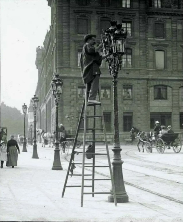 Фонарщик обходил свой участок с крючком и ключом, взбирался по приставной лестнице и за полчаса успевал запалить полсотни горелок