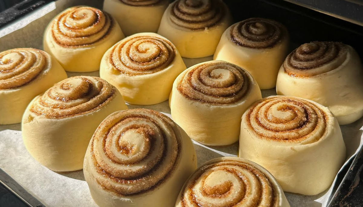 Домашние синнабоны с корицей – простой рецепт нежных булочек, которые тают во рту. Ароматные, из доступных продуктов, идеальны на каждый день или для гостей.