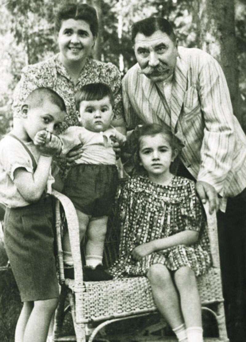    Маршал Будённый с детьми: Сергей, Нина и Михаил.