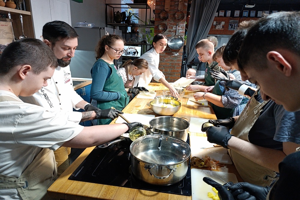    В "Инклюзивной кухне добра" всегда царит атмосфера тепла и уюта / Светлана Сергеева