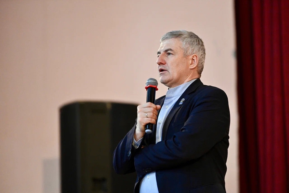    Артур Парфенчиков на встрече с жителями Кемского округа. Фото: «Республика» / Оксана Кудряшова