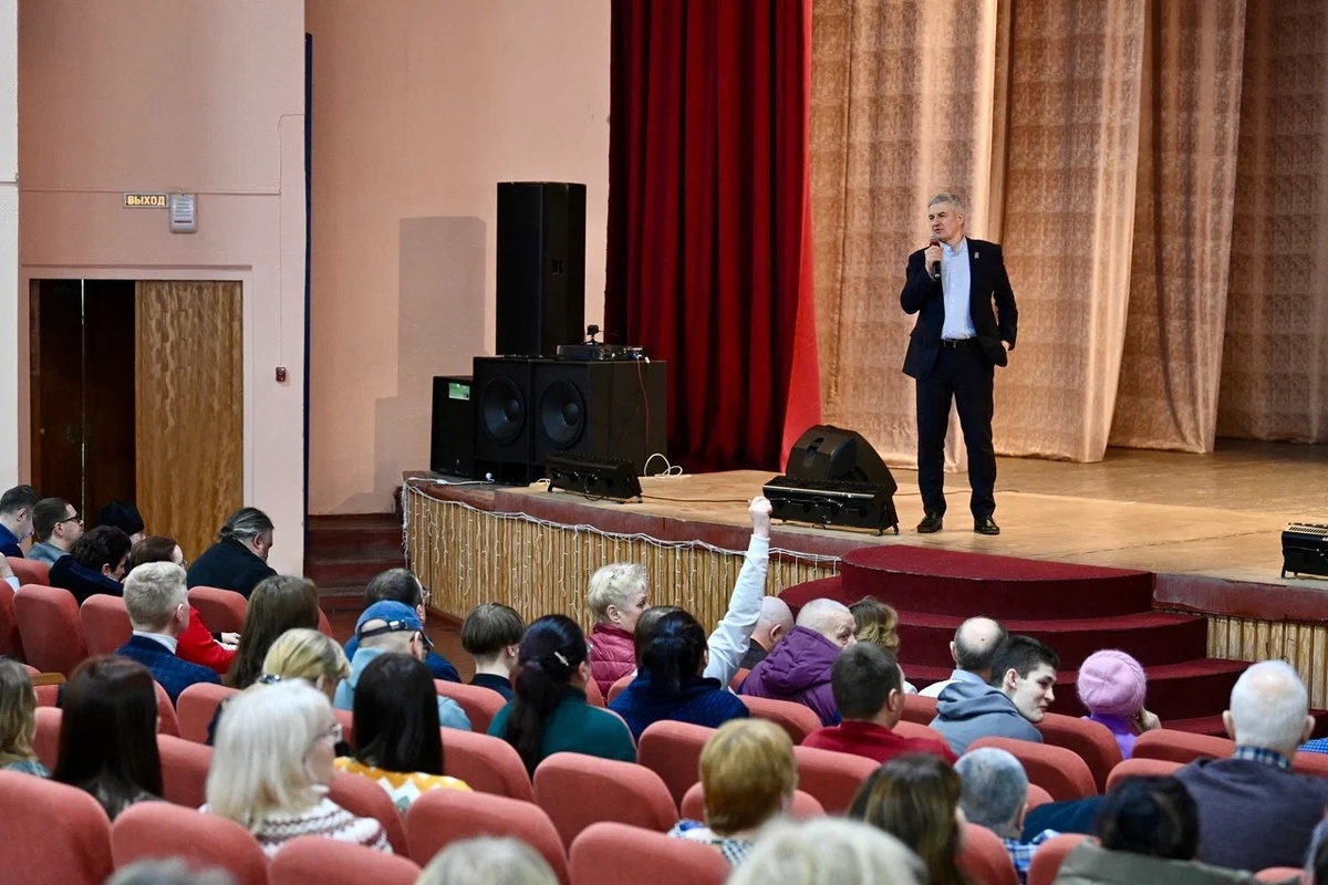    Артур Парфенчиков на встрече с жителями Кемского округа. Фото: «Республика»/Оксана Кудряшова