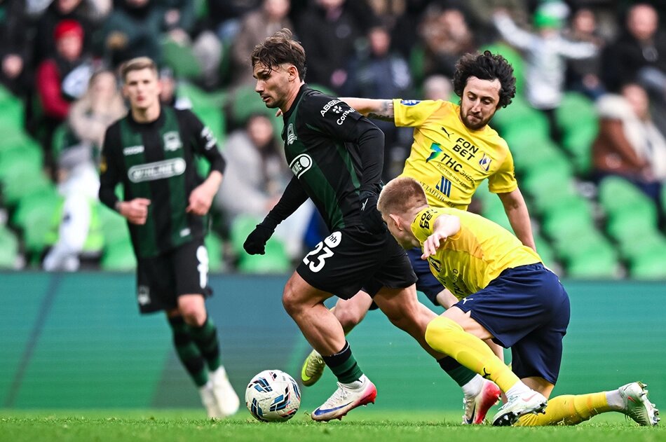    Хуан Боссели (на фото второй слева) дебютировал за «Краснодар». Фото: официальный сайт ФК Краснодар