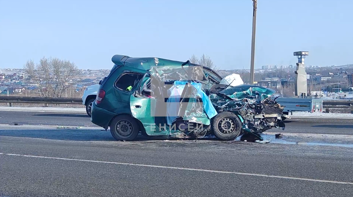     Пенсионерка погибла в аварии с фурой на Северном шоссе в Красноярске