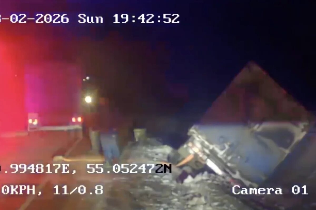    На трассе в Красноярском крае экипаж ДПС вытащил из кювета фуру с водителем