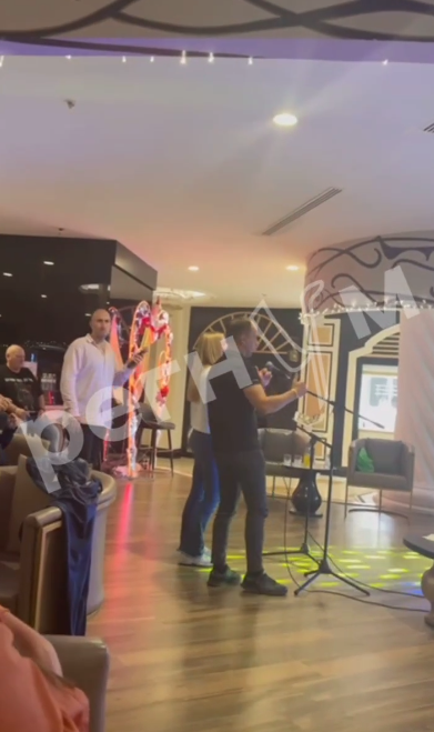 Немцы поют "Матушка-земля". Фото: скрин видео.