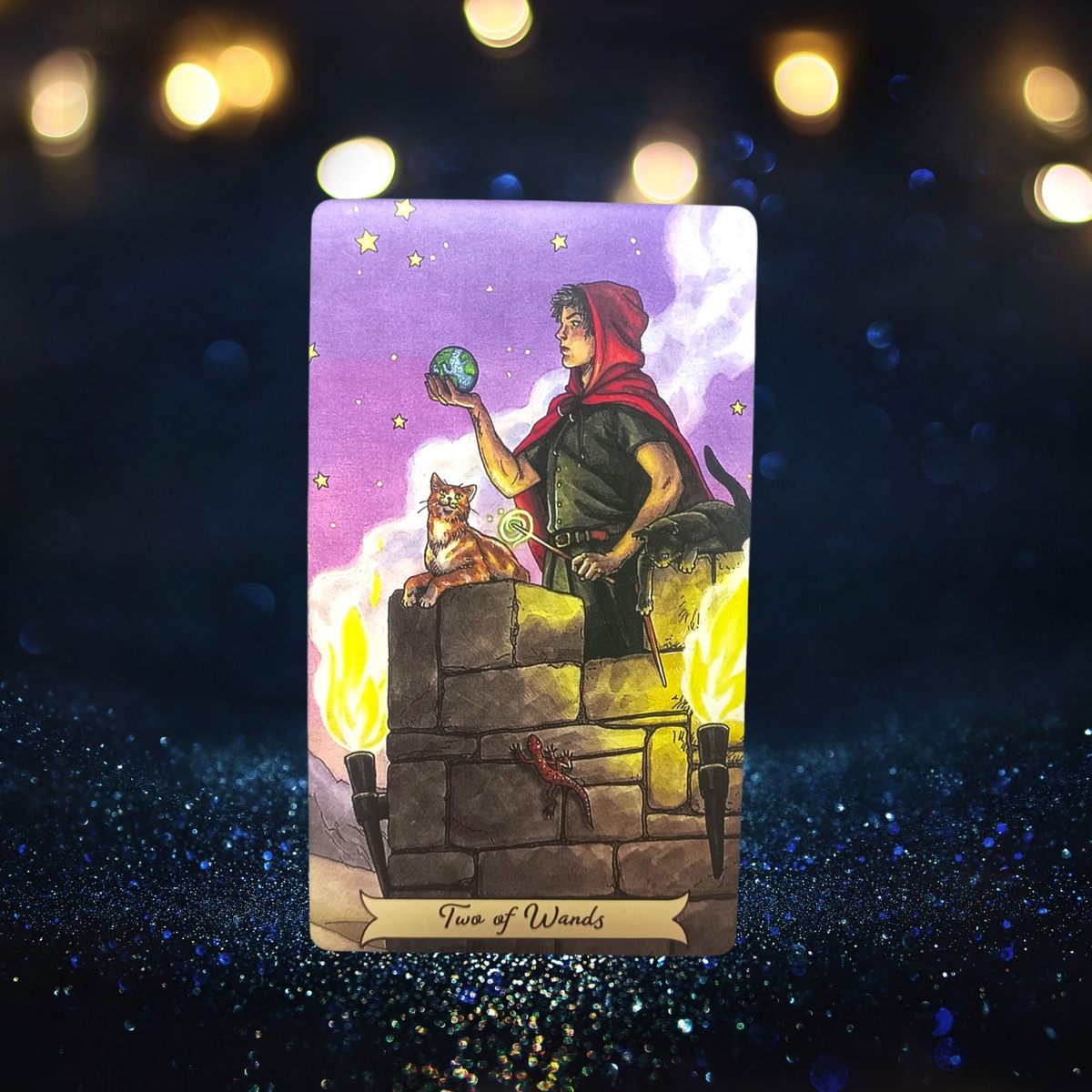 Сегодня вас приветствует Двойка Жезлов.Карта эта довольно амбициозная, хотя иногда слегка драматичная по утрам — словно у окна с чашкой кофе и большими стратегическими планами на день.