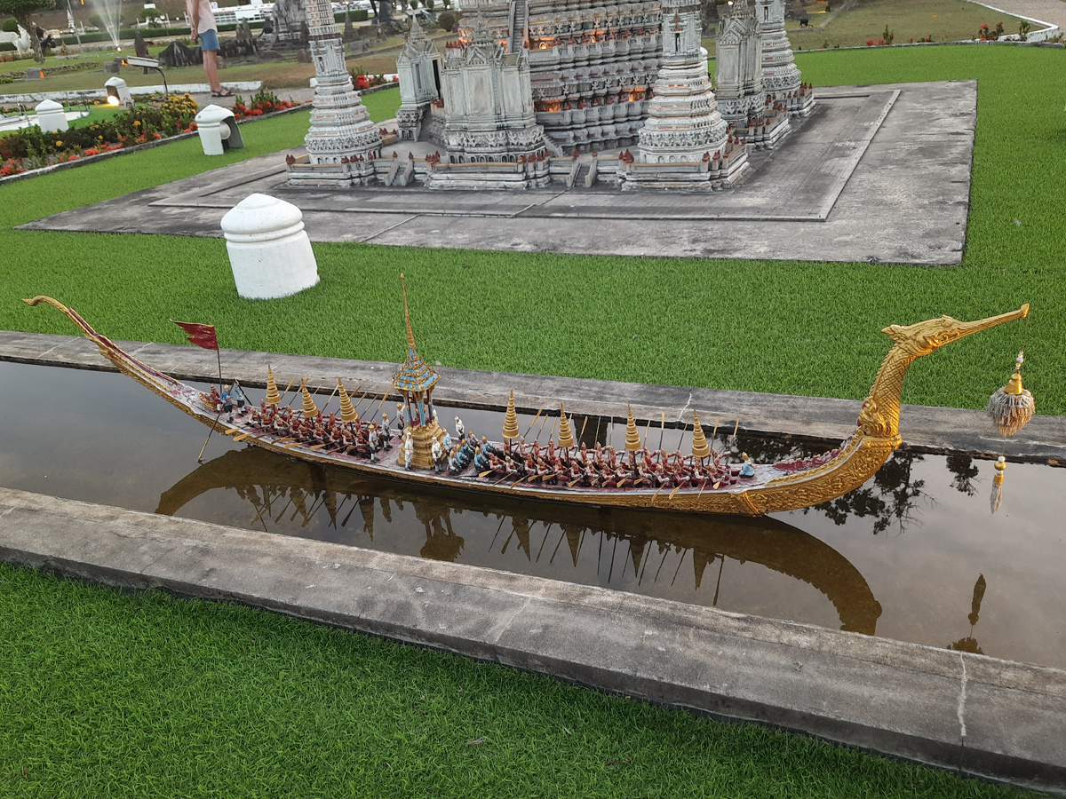 Интересная лодка перед храмом Ват Арун