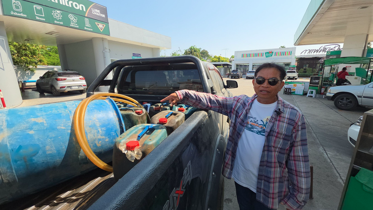 На границе с Мьянмой в Таиланде бензин заливали во все доступные емкости