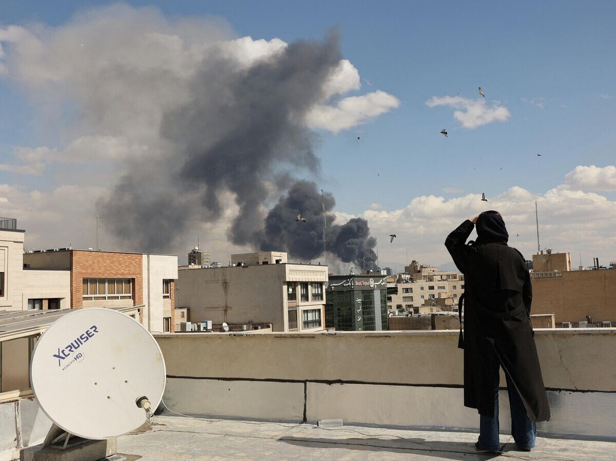    Дым на месте авиаудара в Тегеране, Иран | © REUTERS / Majid Asgaripour