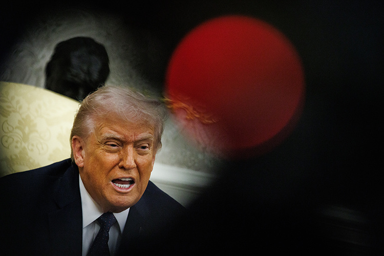    Большинство не доверяет президенту в вопросах применения силы и считает, что у него нет четкого плана действий.   
Фото: © Samuel Corum — Pool via CNP / Keystone Press Agency / www.globallookpress.com